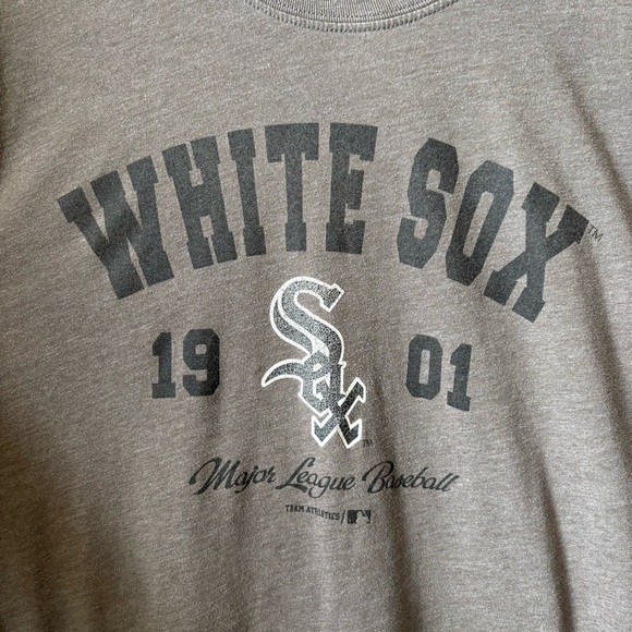 White Sox Gray Graphic T-Shirt Baseball Tee - Picture 2 of 6